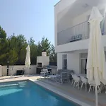 Вилла Luxury Teuta With Heated Saltwater Pool *