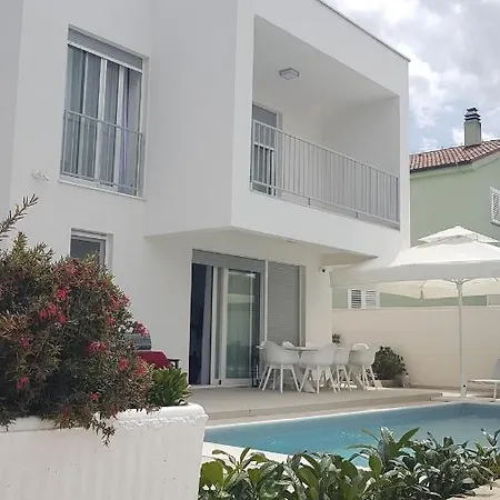 فيلة Luxury Teuta With Heated Saltwater Pool *