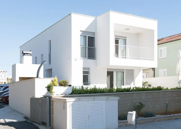 Luxury Teuta With Heated Saltwater Pool *